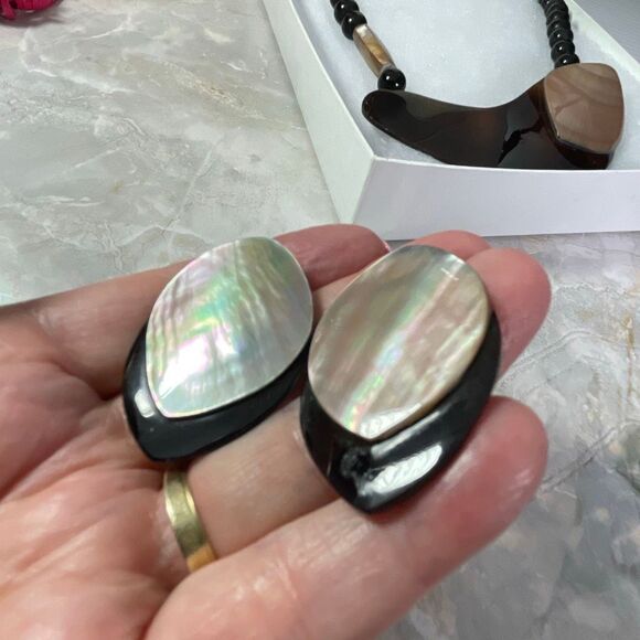 Vintage Karla Jordan art to wear mother of pearl glass necklace earrings set. - Picture 3 of 11